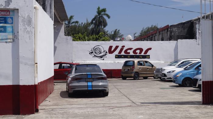 Audi gris con franjas azules - taller mecanico Vicar Racing en Veracruz