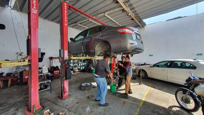 Unidad en el elevador - taller mecanico Vicar Racing en Veracruz