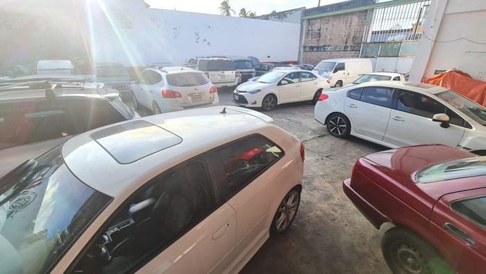 El patio lleno de unidades - taller mecanico Vicar Racing en Veracruz