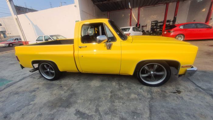 Pickup clasica en el patio - taller mecanico Vicar Racing en Veracruz