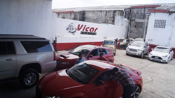 Unidad en el elevador - taller mecanico Vicar Racing en Veracruz