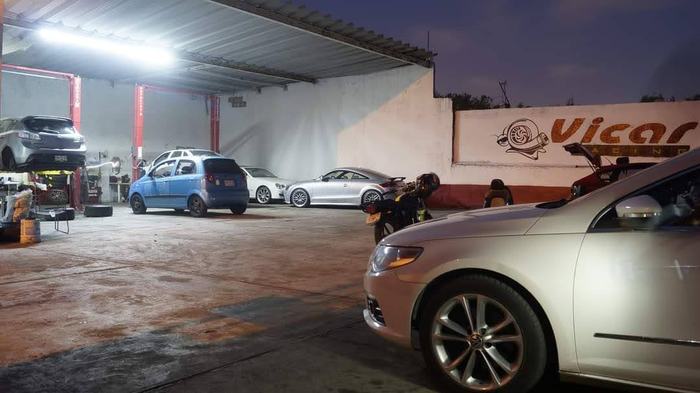 Autos en el patio - taller mecanico Vicar Racing en Veracruz