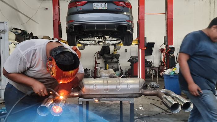 Soldadura en el elevador - taller mecanico Vicar Racing en Veracruz