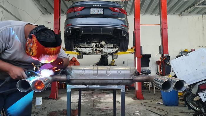 Soldadura de un escape - taller mecanico Vicar Racing en Veracruz