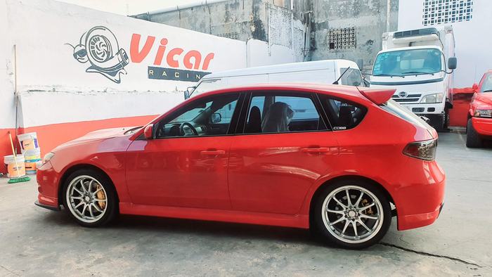 Subaru rojo en el patio - taller mecanico Vicar Racing en Veracruz