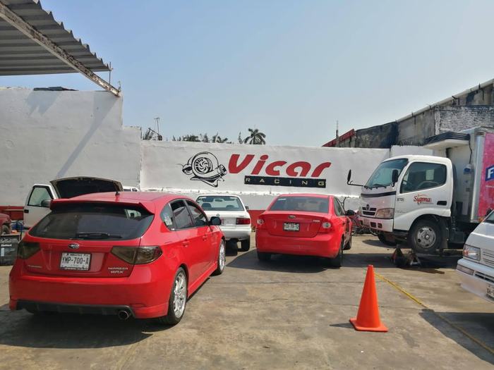 Sedanes en el patio - taller mecanico Vicar Racing en Veracruz