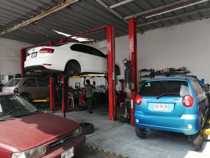 Zona de elevadores - taller mecanico Vicar Racing en Veracruz