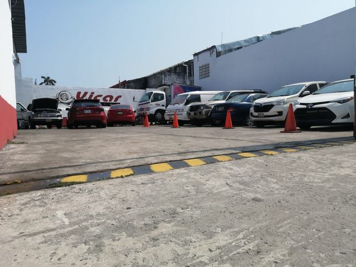 Unidades en el patio - taller mecanico Vicar Racing en Veracruz