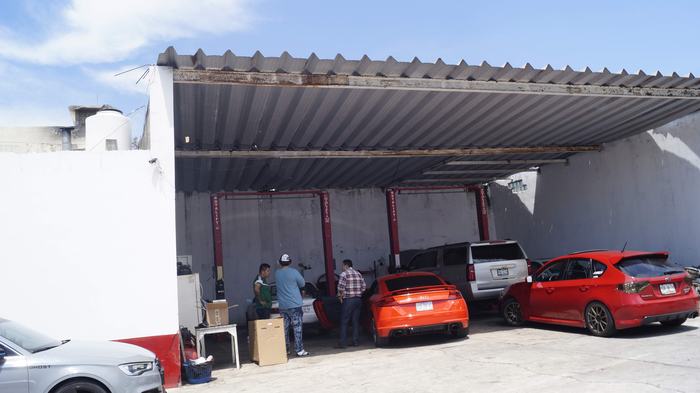 Dentro de la nave - taller mecanico Vicar Racing en Veracruz