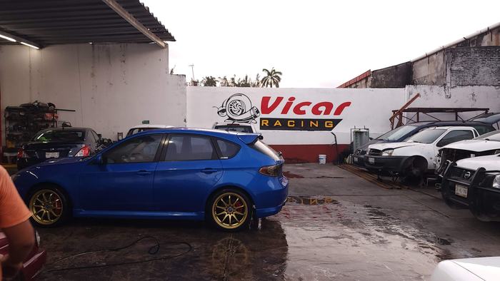 Subaru azul en el patio - taller mecanico Vicar Racing en Veracruz