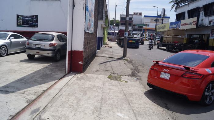 Vista desde la banqueta - taller mecanico Vicar Racing en Veracruz